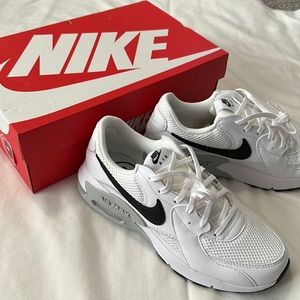 Women’s Nike Air Max Tennies NEW in Box Sz 8.5